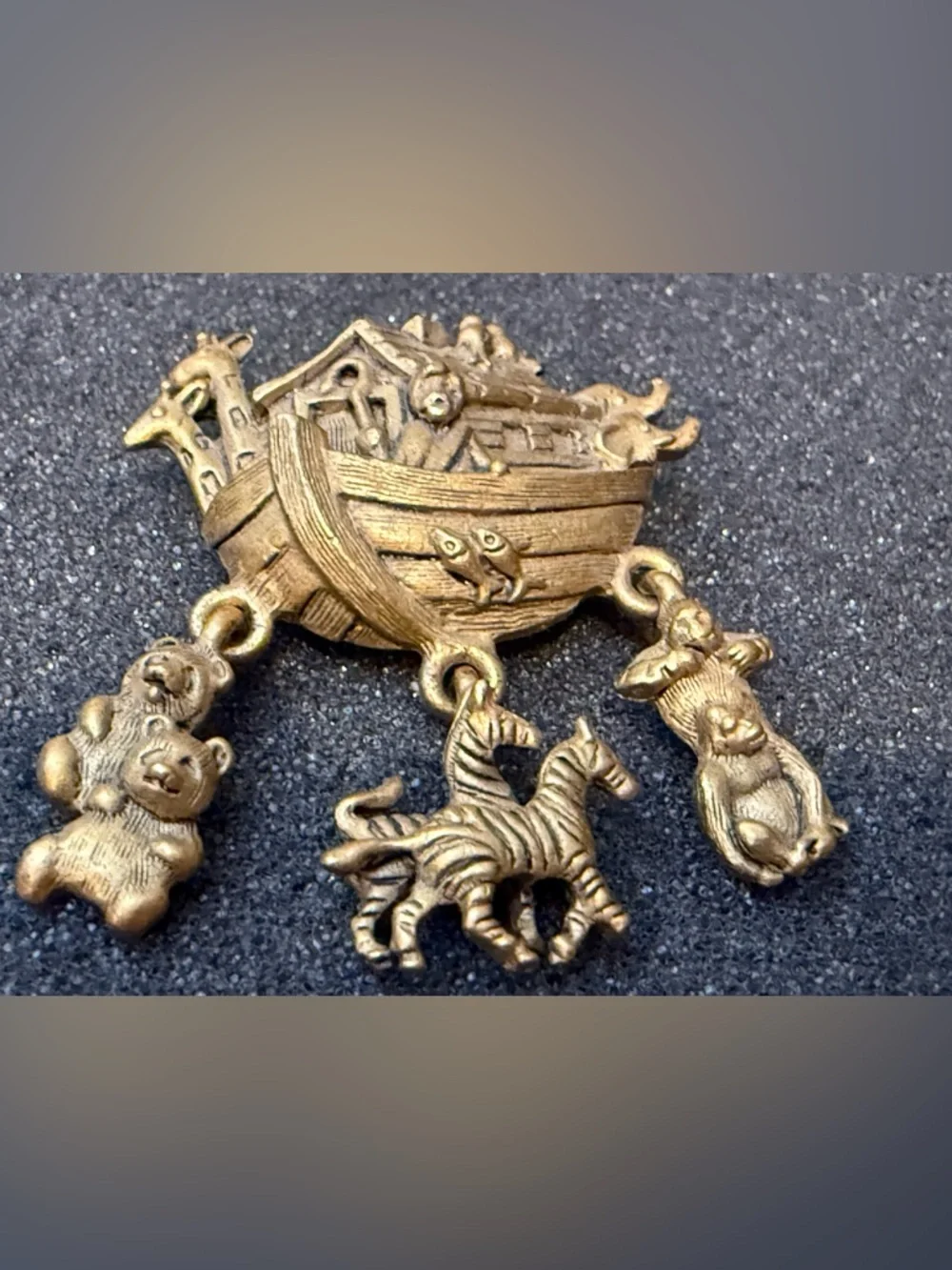 Vintage Avon Gold‎ tone Noah's ark boat animals brooch pin 1 1/8